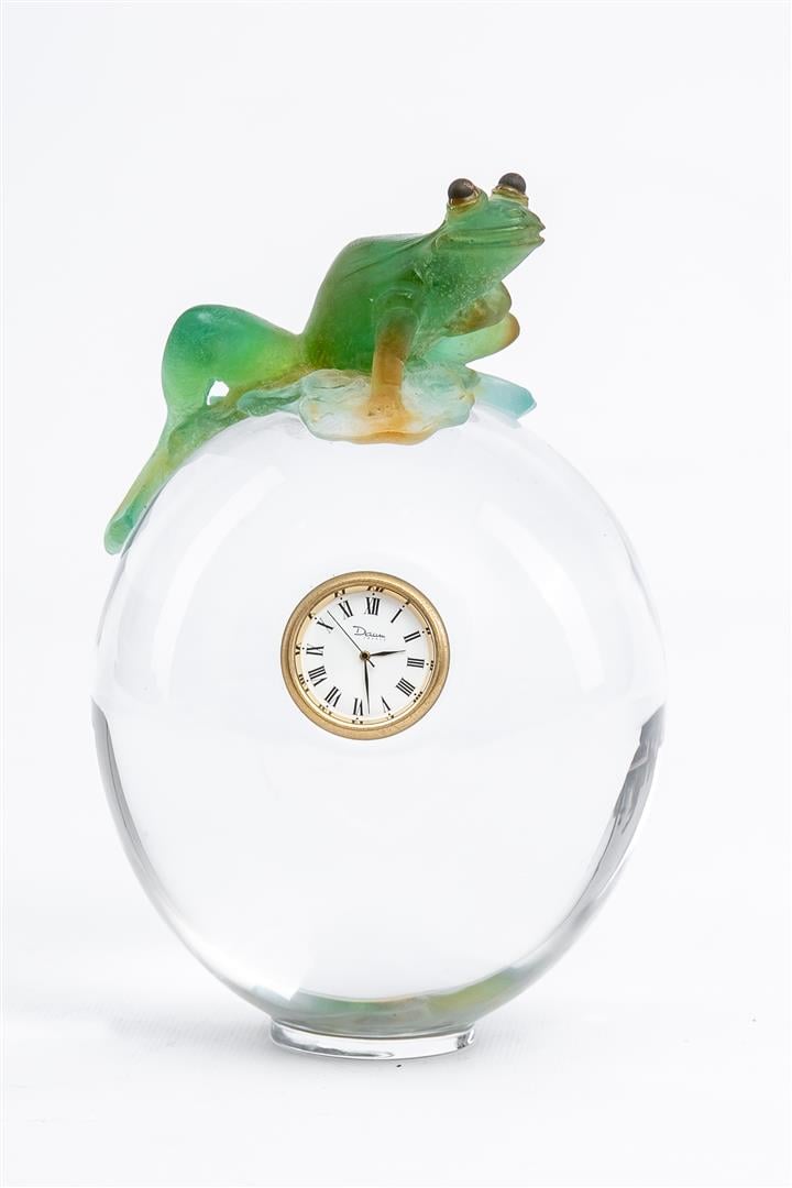 DAUM FRANCE. - Pendule de table à la grenouille, le corps ovoïde en cristal cen…