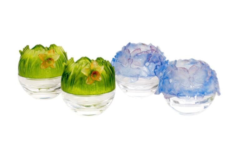 DAUM FRANCE. - Suite de 4 photophores bouquets, la base en cristal, la partie s…