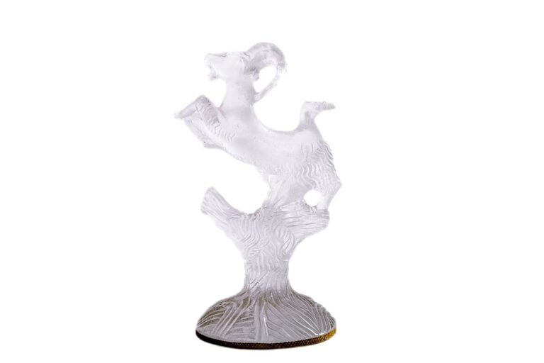 DAUM FRANCE. - Sujet en pâte de verre figurant un cabri blanc, signé. - Hauteur…