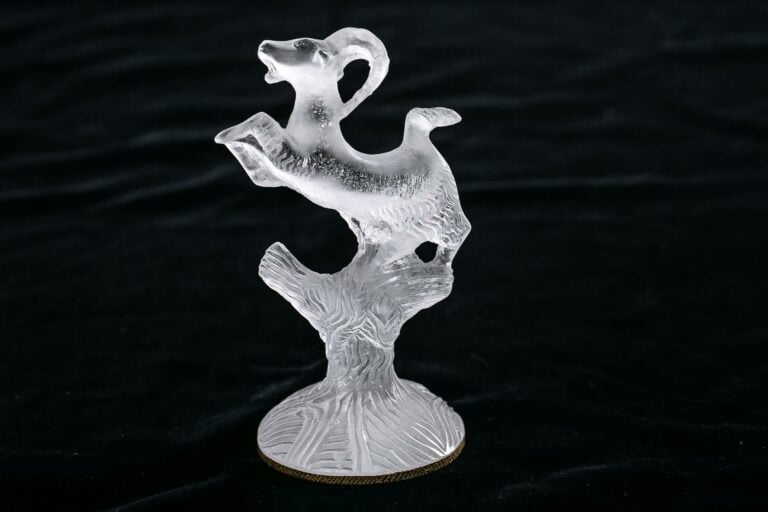 DAUM FRANCE. - Sujet en pâte de verre figurant un cabri blanc, signé. - Hauteur…