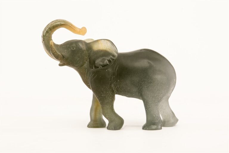 DAUM FRANCE. - Eléphant - Sujet en pâte de verre, signé. - Hauteur: 20 cm. ; La…