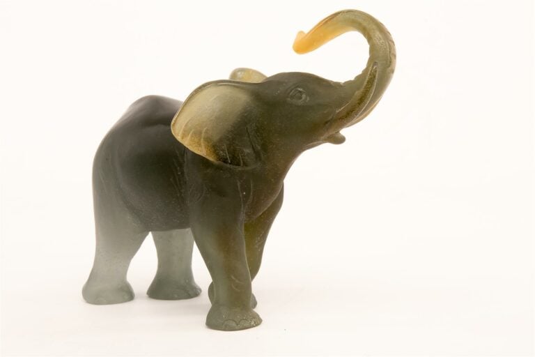 DAUM FRANCE. - Eléphant - Sujet en pâte de verre, signé. - Hauteur: 20 cm. ; La…