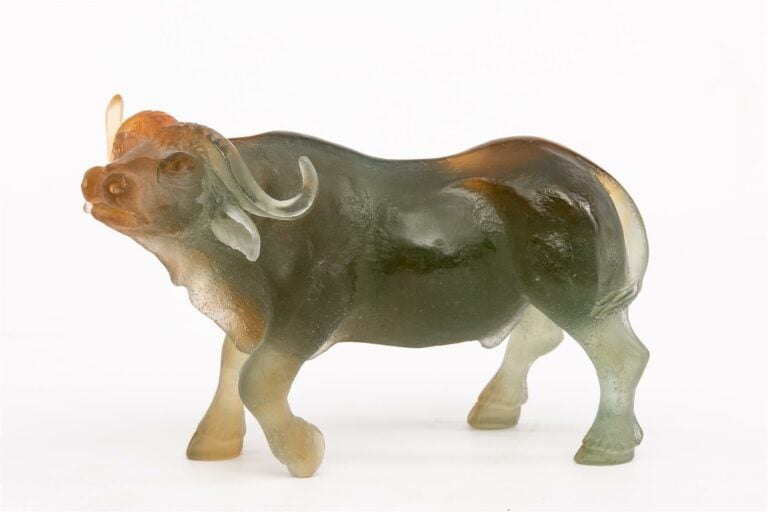 DAUM FRANCE. - Taureau - Sujet en pâte de verre, signé. - Hauteur: 8 cm. ; Long…