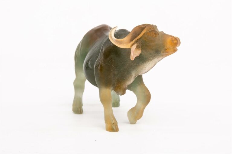 DAUM FRANCE. - Taureau - Sujet en pâte de verre, signé. - Hauteur: 8 cm. ; Long…