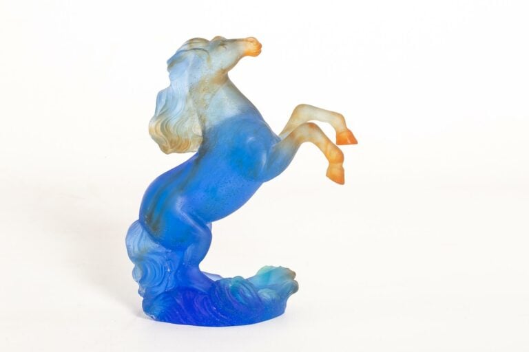 DAUM FRANCE. - Cheval cabré - Sujet en pâte de verre dans les tons bleu et oran…