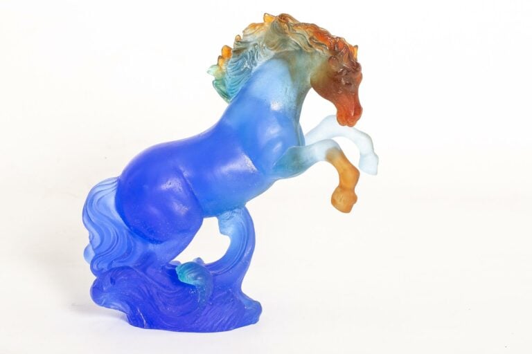DAUM FRANCE. - Cheval cabré - Sujet en pâte de verre, signé. - Hauteur: 21 cm.…