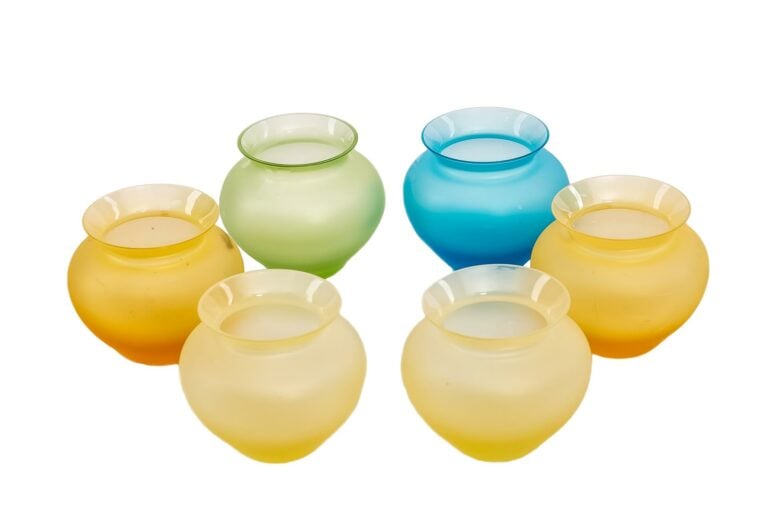 SEVRES. - Ensemble de six petits vases à col ourlé en cristal, coloris divers,…