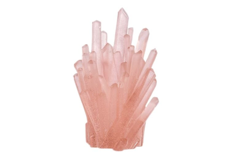DAUM FRANCE. - Petit vase en pâte de verre rose, à décor de batonnets de quartz…