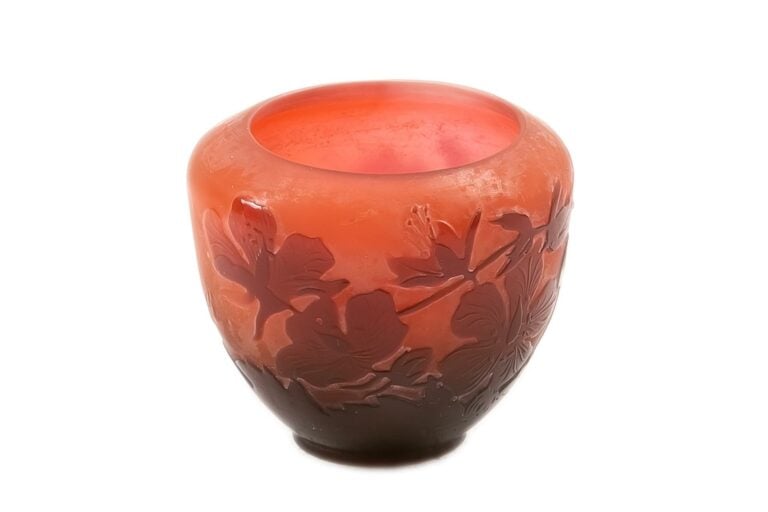 ETABLISSEMENTS GALLE. - Petit vase Gallé en verre doublé à décor rouge de fleur…