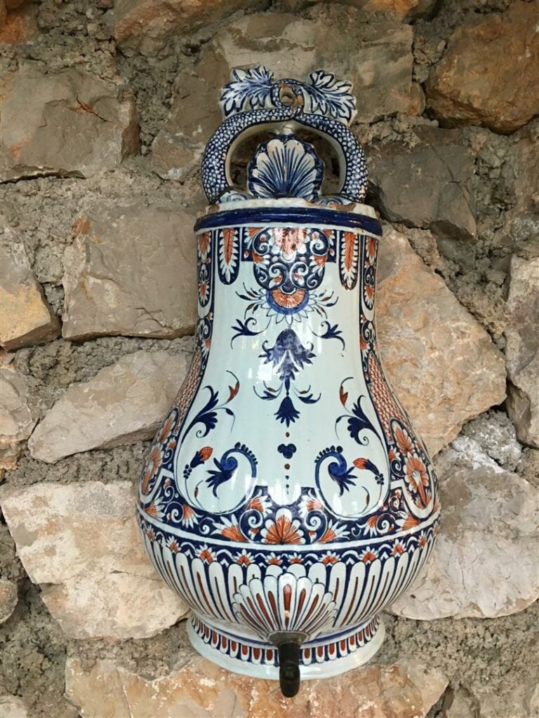 REGROUPE LOT 107 / Fontaine murale en faïence de forme balustre à décor rouge e…