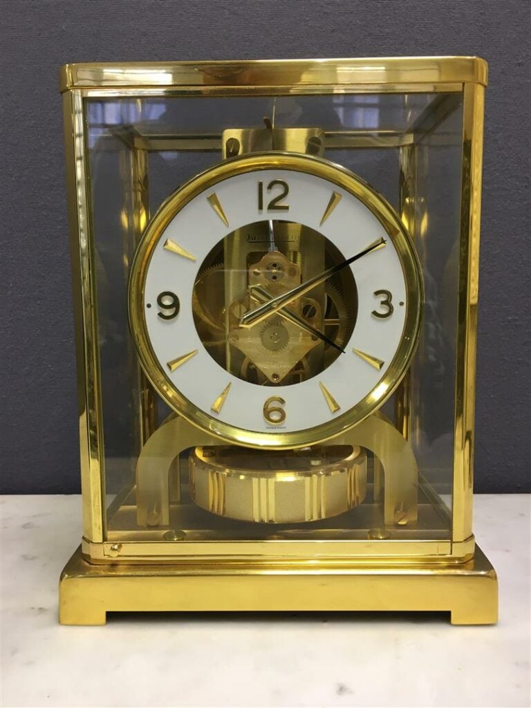 JAEGER-LECOULTRE. - Pendule en verre et métal doré, mouvement squelette à remon…