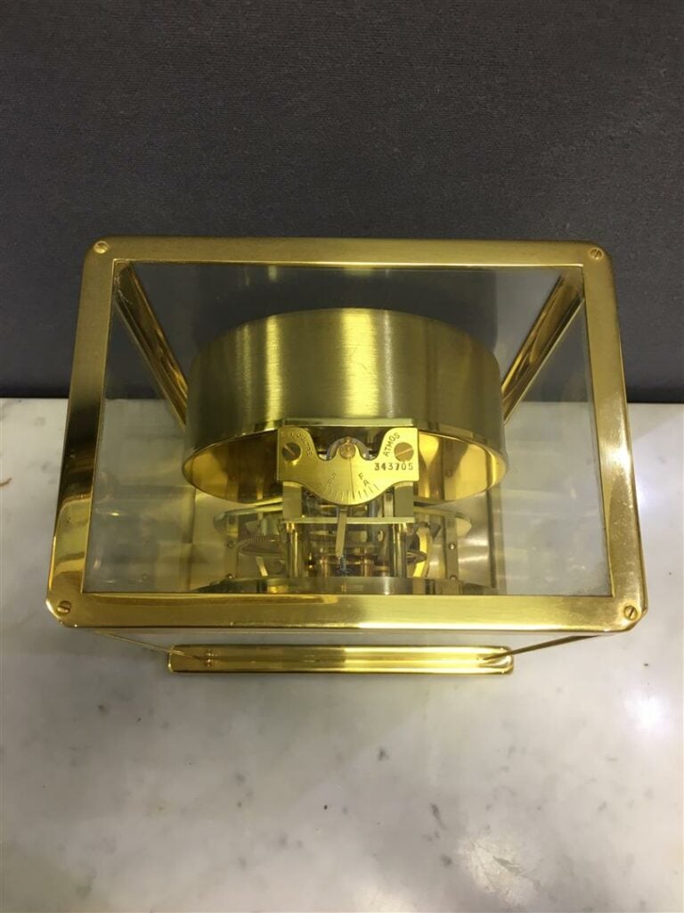 JAEGER-LECOULTRE. - Pendule en verre et métal doré, mouvement squelette à remon…