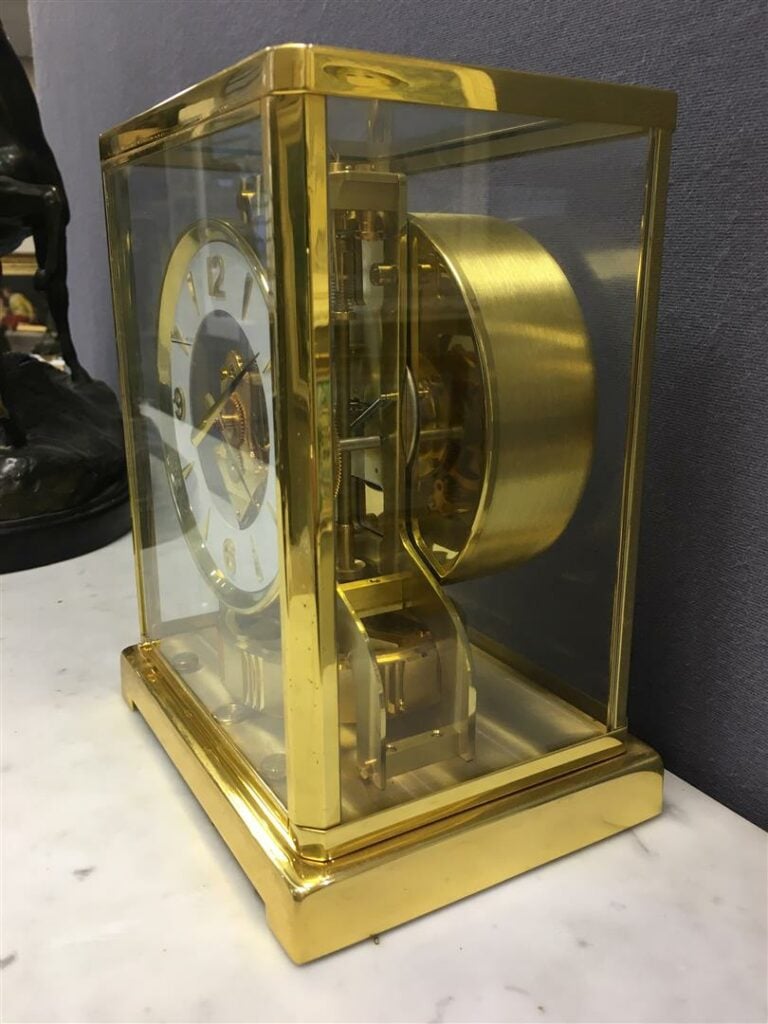 JAEGER-LECOULTRE. - Pendule en verre et métal doré, mouvement squelette à remon…