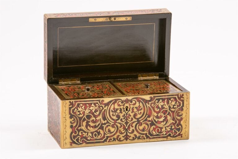 Boite à thé en marqueterie Boulle d'écaille et de laiton, à deux compartiments,…