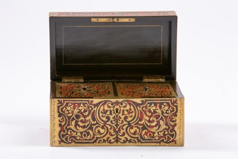 Boite à thé en marqueterie Boulle d'écaille et de laiton, à deux compartiments,…
