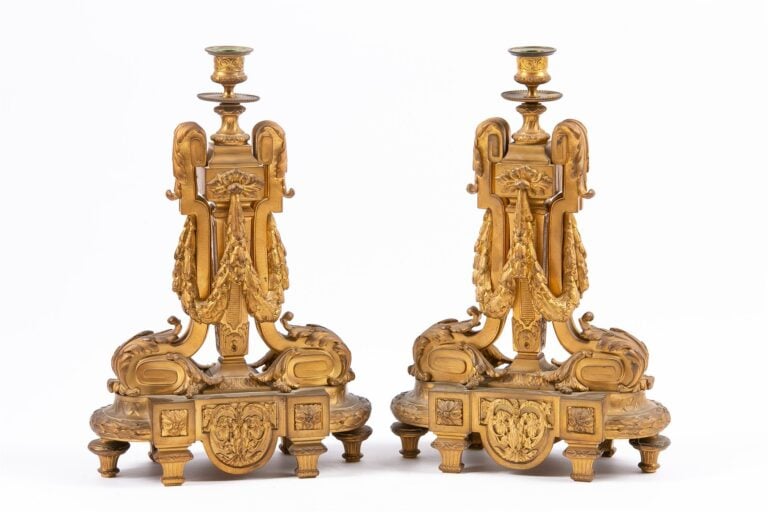 Importante paire de bougeoirs à très riche ornementation de bronze ciselé et do…