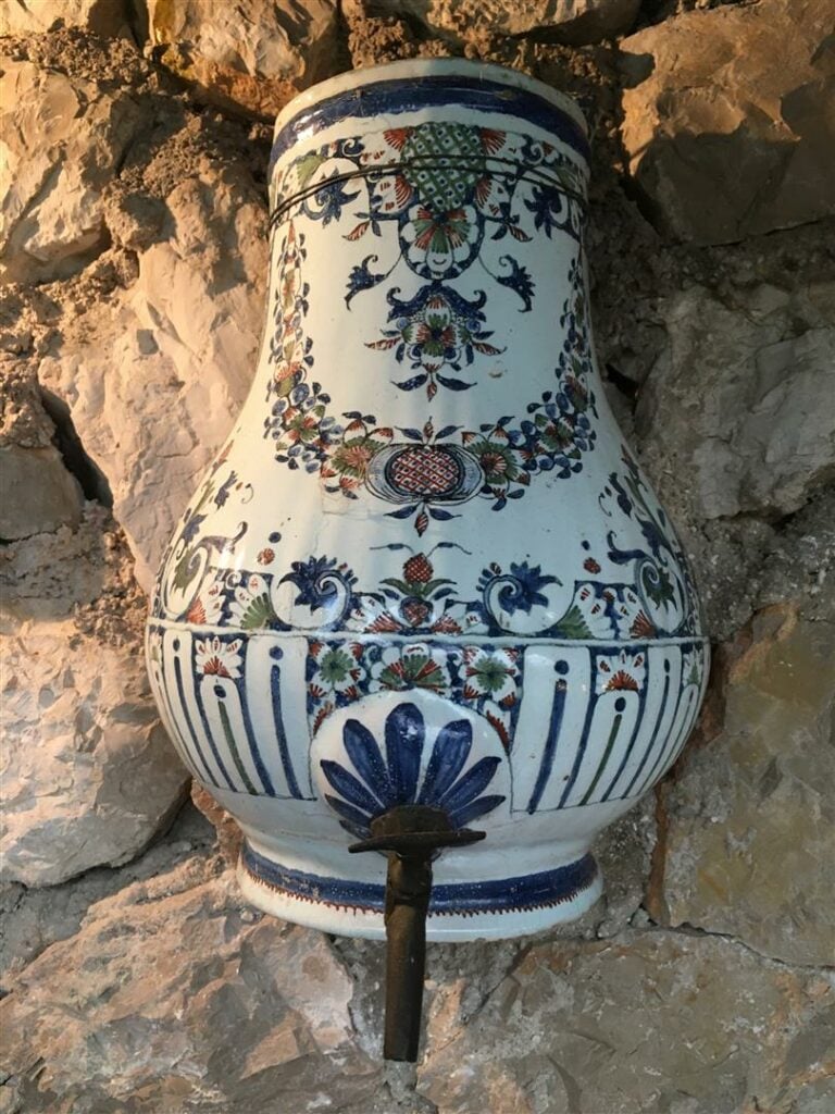 Fontaine murale en faïence de forme balustre, à décor polychrome d'une guirland…