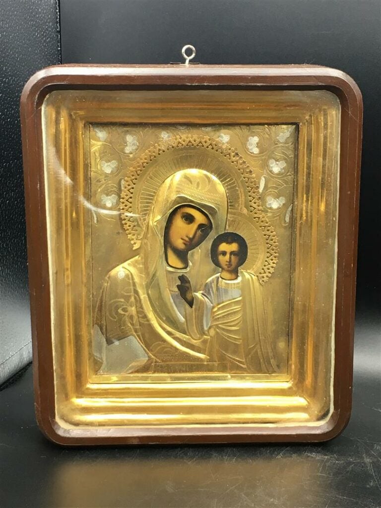 Icône russe, Vierge de Kazan, riza en métal doré et argenté, dans son kiot. - 2…
