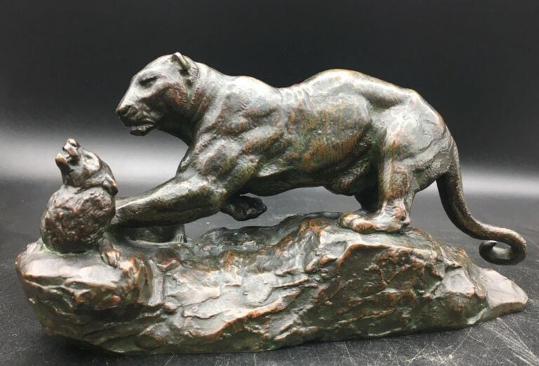 D'après Antoine-Louis BARYE (1796-1875). - Lionne attaquant une loutre - Bronze…