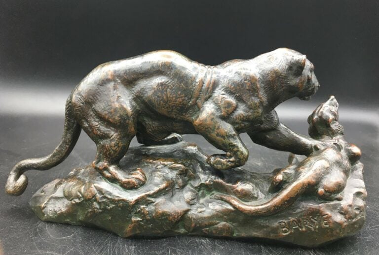 D'après Antoine-Louis BARYE (1796-1875). - Lionne attaquant une loutre - Bronze…