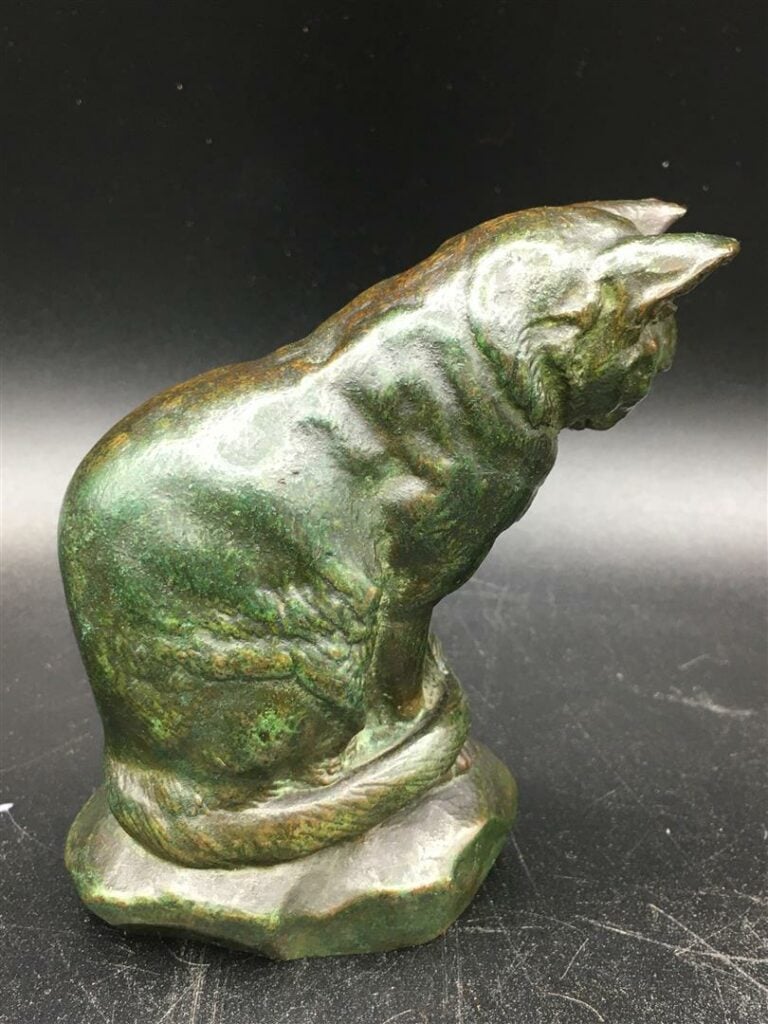 D'après Antoine-Louis BARYE (1796-1875). - Chat assis - Bronze à patine brun-ve…