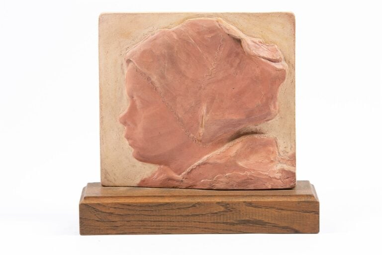 Marguerite DEBAYSER-GRATRY (1881-1975). - Jeune fille de profil - Bas-relief en…