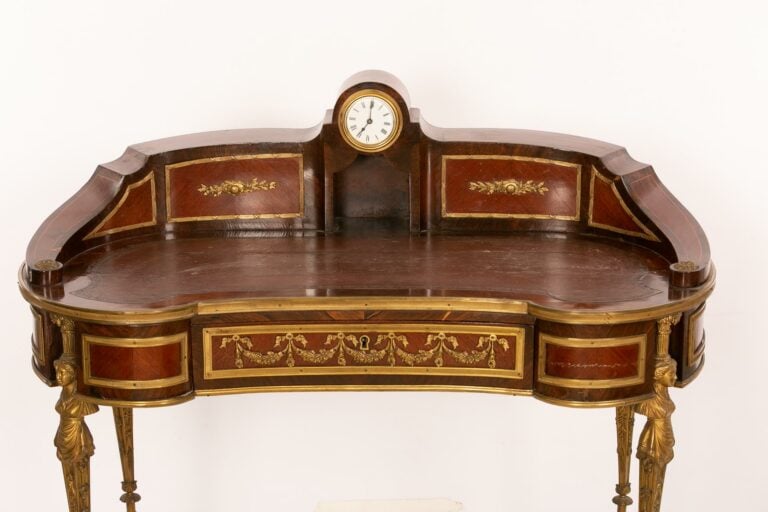 Bureau à gradin, le plateau de forme rognon, le gradin à deux tiroirs séparés p…