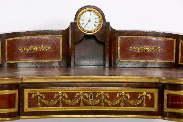 Bureau à gradin, le plateau de forme rognon, le gradin à deux tiroirs séparés p…