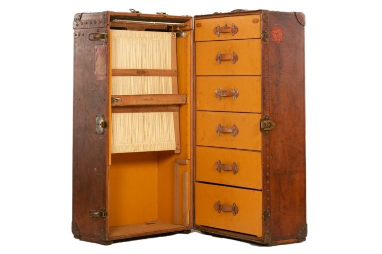 LOUIS VUITTON. - Malle-cabine, extérieur en cuir et marqué "F de R" avec liseré…