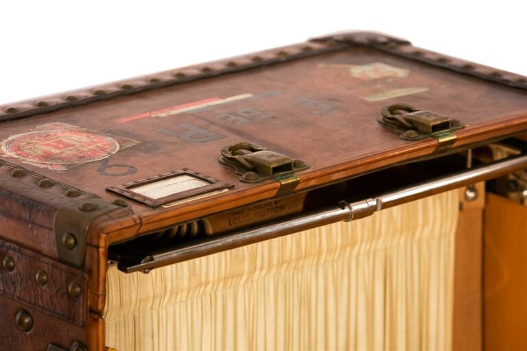 LOUIS VUITTON. - Malle-cabine, extérieur en cuir et marqué "F de R" avec liseré…