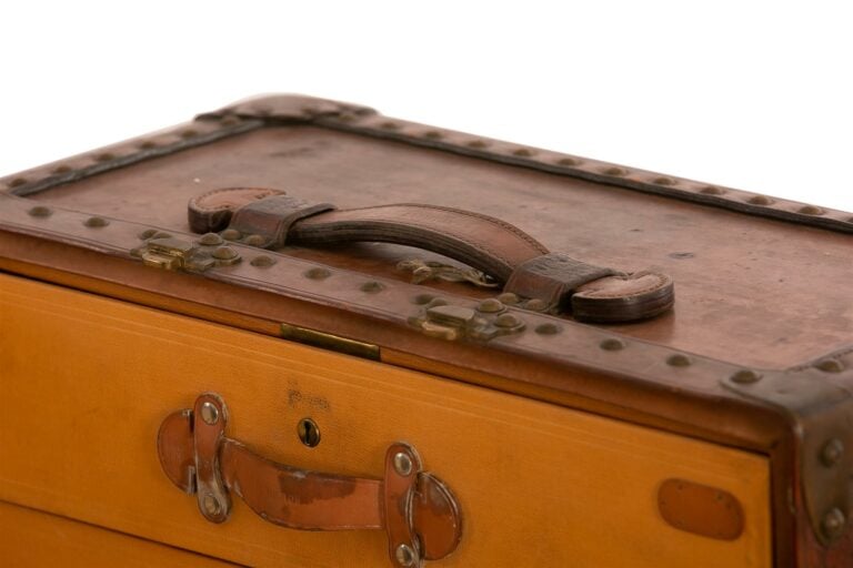 LOUIS VUITTON. - Malle-cabine, extérieur en cuir et marqué "F de R" avec liseré…