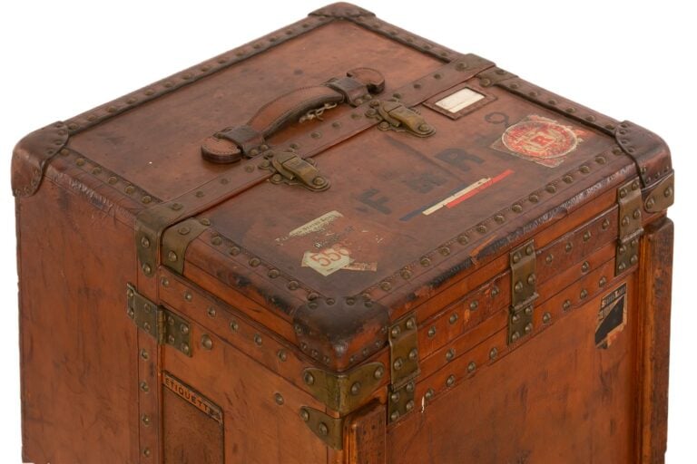 LOUIS VUITTON. - Malle-cabine, extérieur en cuir et marqué "F de R" avec liseré…