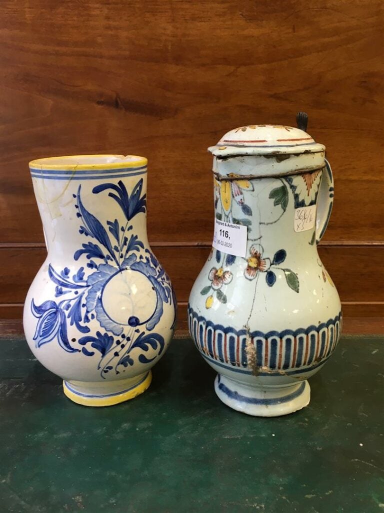 Deux pichets en faïence dont un en Rouen (accidents et restaurations), et une p…