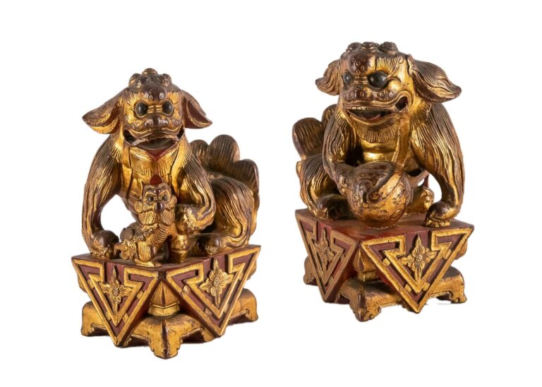 Chine du Sud ou Vietnam, Epoque XIXe siècle - Paire de chiens fô en bois sculpt…