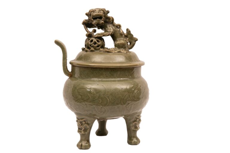 Chine, Dynastie Ming - Grand brûle-parfum couvert en grès porcelaineux à décor…