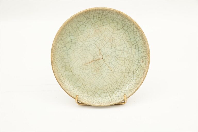 Chine, Dynastie Ming - Grand brûle-parfum couvert en grès porcelaineux à décor…