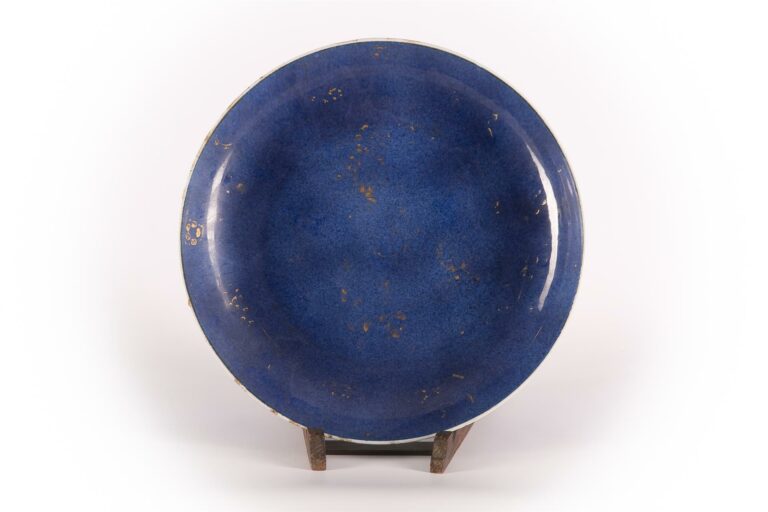 Chine, XIXe siècle - Grand plat en porcelaine émaillée bleu poudré à décor à l'…