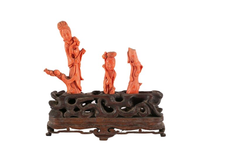 Chine, XIXe / XXe siècle - Groupe en cristal de roche sculpté à l'effigie de gu…