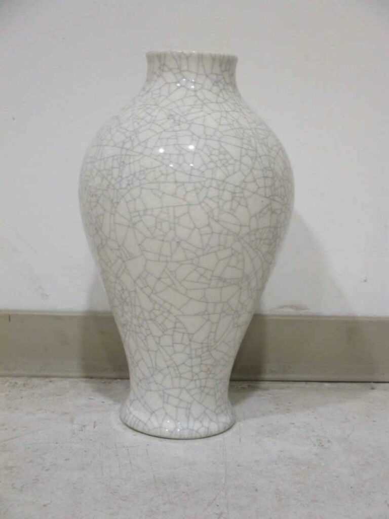 BOCH FRERES LA LOUVIERE - Vase de forme balustre émaillé et craquelé blanc. - C…