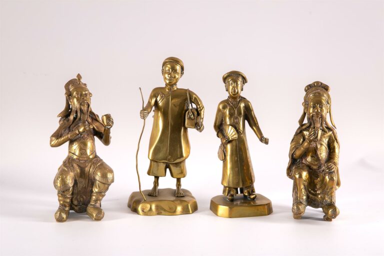 Vietnam, XXe siècle - Lot de quatre sujets en bronze - Deux représentent des di…