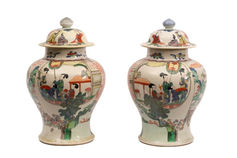 Chine, XIXe / XXe siècle, De style Transition - Paire de potiches couvertes en…