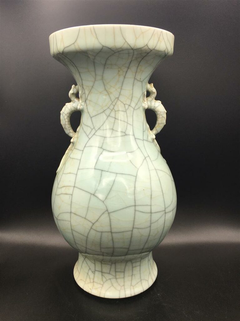Chine, XIXe siècle - Grand vase queue de phénix en porcelaine émaillée céladon…