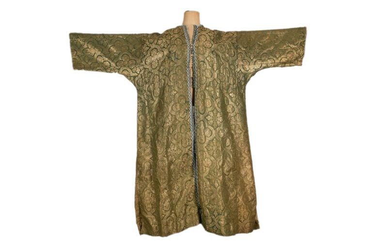 Deux caftans en soie brodée de motifs de fleurs sur fond vert (petits accidents…