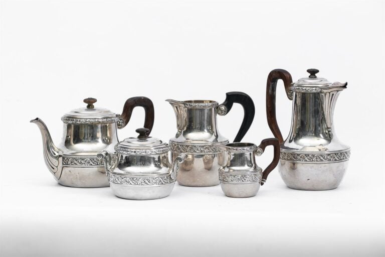 Service à thé-café cinq pièces en argent de forme balustre, manches et prises e…