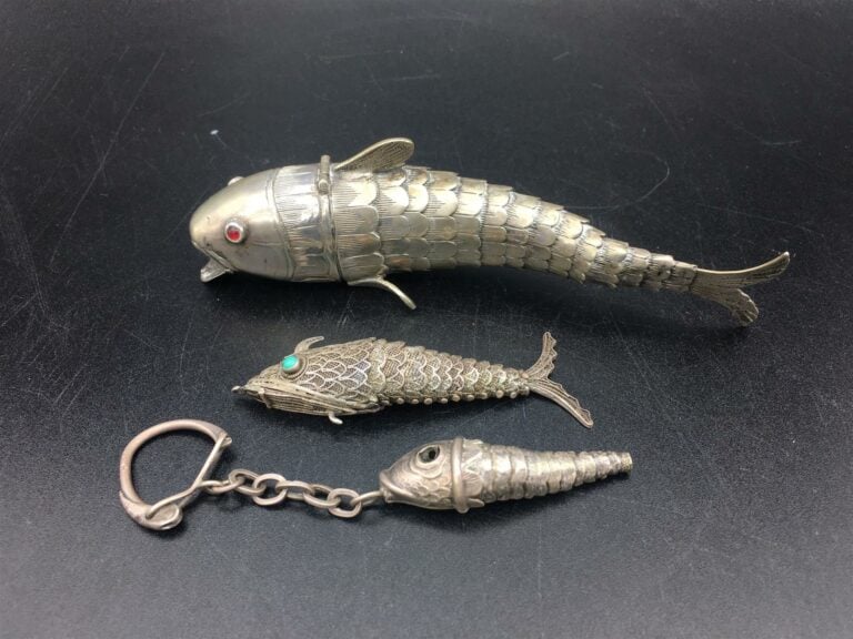 Trois poissons articulés en argent, le plus grand formant tabatière à deux comp…