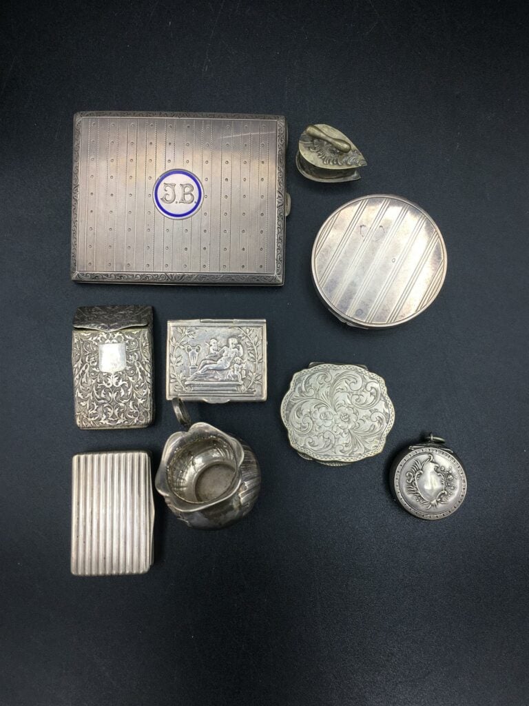 Lot d'objets de vitrine en argent comprenant cinq boites à pilules en argent à…