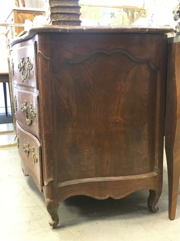 Commode malouine en bois naturel, la façade galbée ouvrant par trois tiroirs, d…