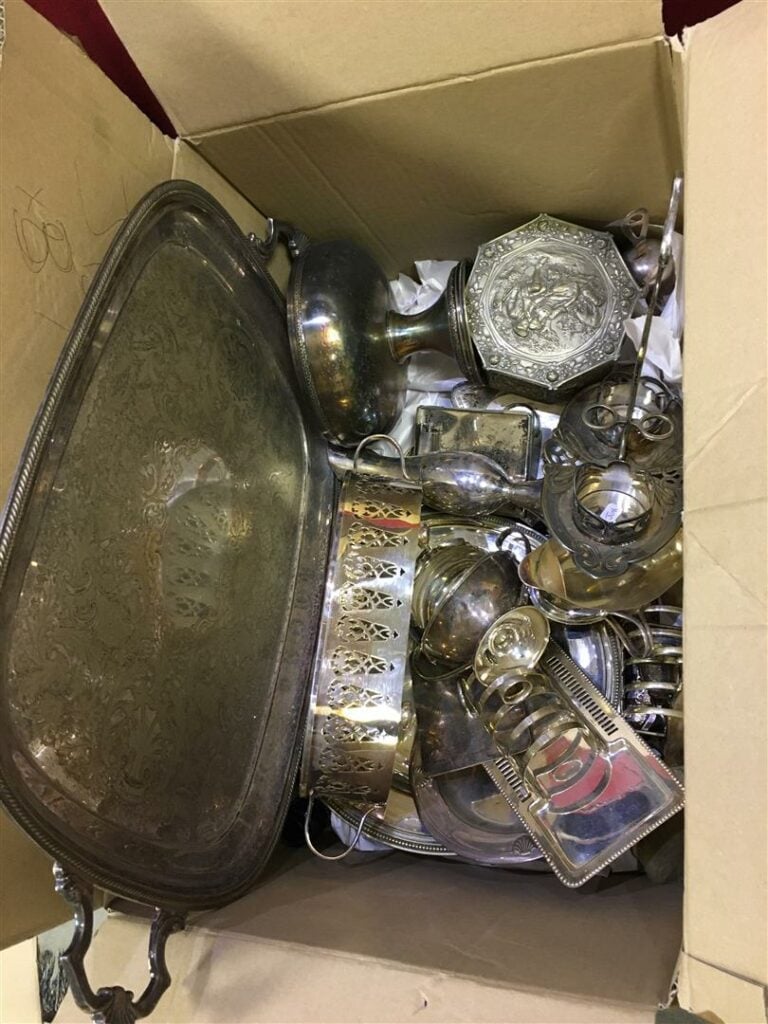 Fort lot de pièces de service en métal argenté, plats, réchaud, et divers