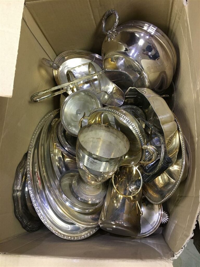 Fort lot de pièces de service en métal argenté, plats, réchaud, et divers