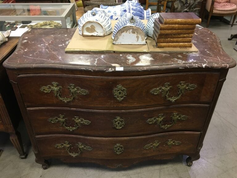 Commode malouine en bois naturel, la façade galbée ouvrant par trois tiroirs, d…